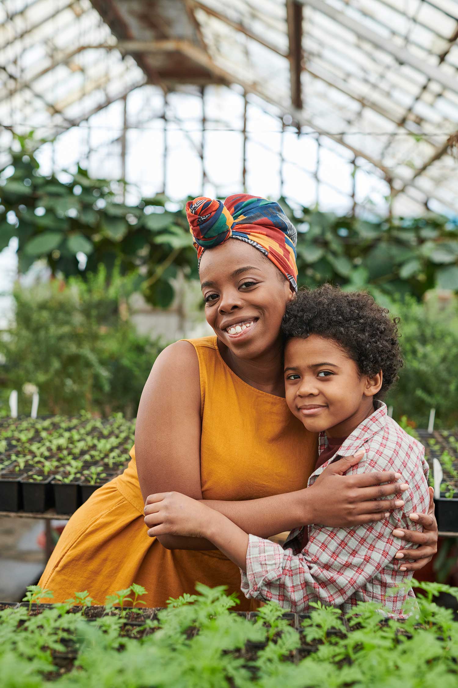 simling_monther_and_child_in_greenhouse